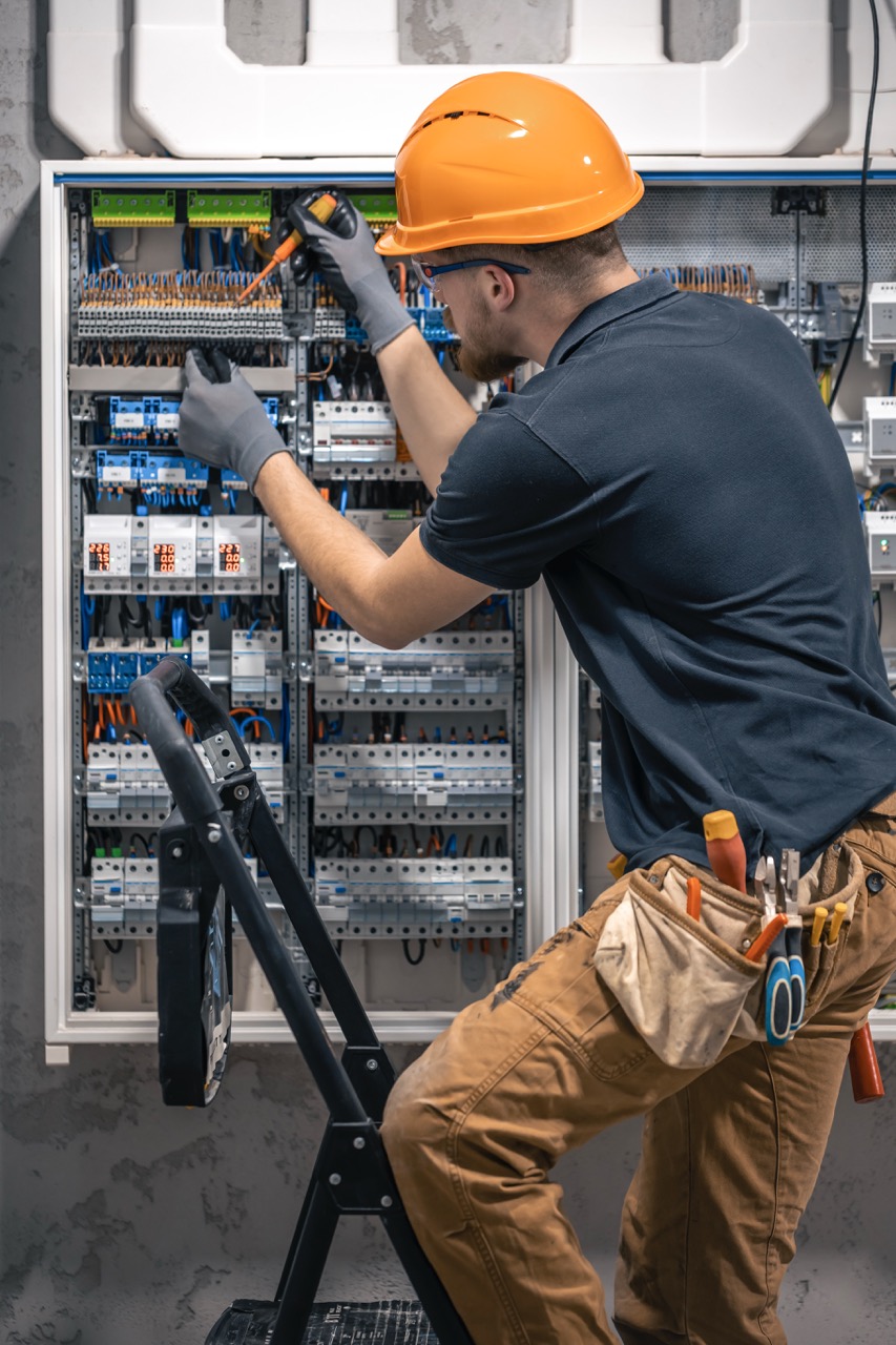 Employees in the electrical industry | tenus.sk